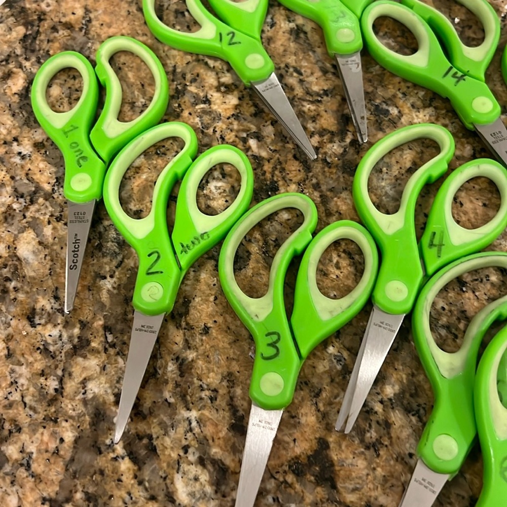 34 pairs of Scotch kids scissors with pointed tip